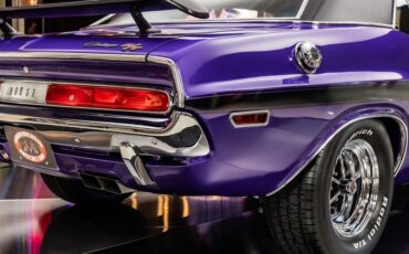Dodge-Challenger-1970-Purple-37