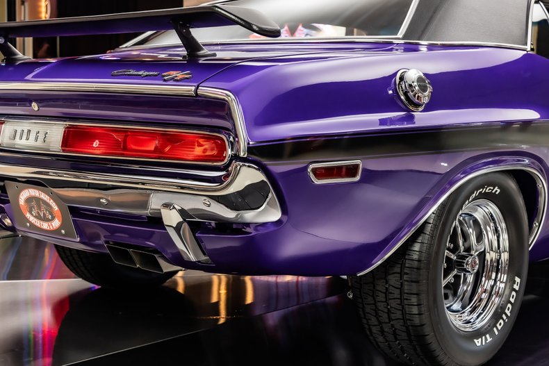 Dodge-Challenger-1970-Purple-37