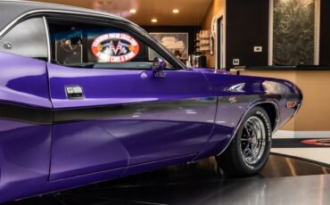 Dodge-Challenger-1970-Purple-38