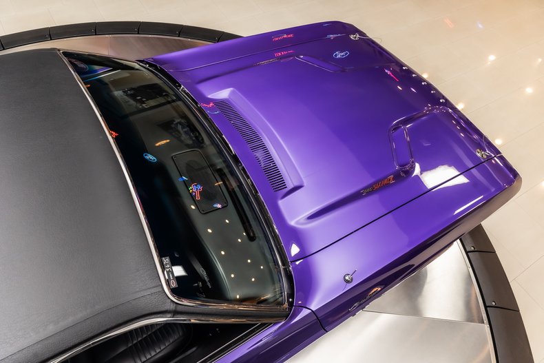 Dodge-Challenger-1970-Purple-40