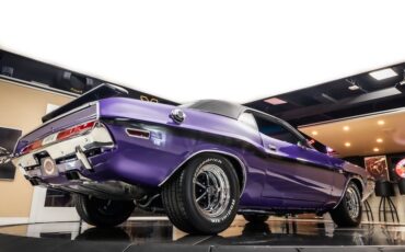 Dodge-Challenger-1970-Purple-42