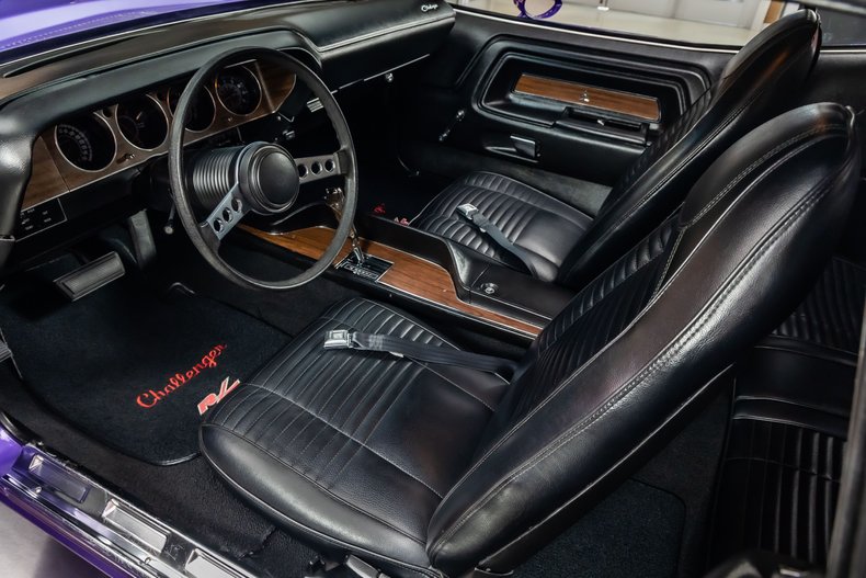 Dodge-Challenger-1970-Purple-47