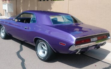 Dodge-Challenger-rt-1970-Purple-Black-15