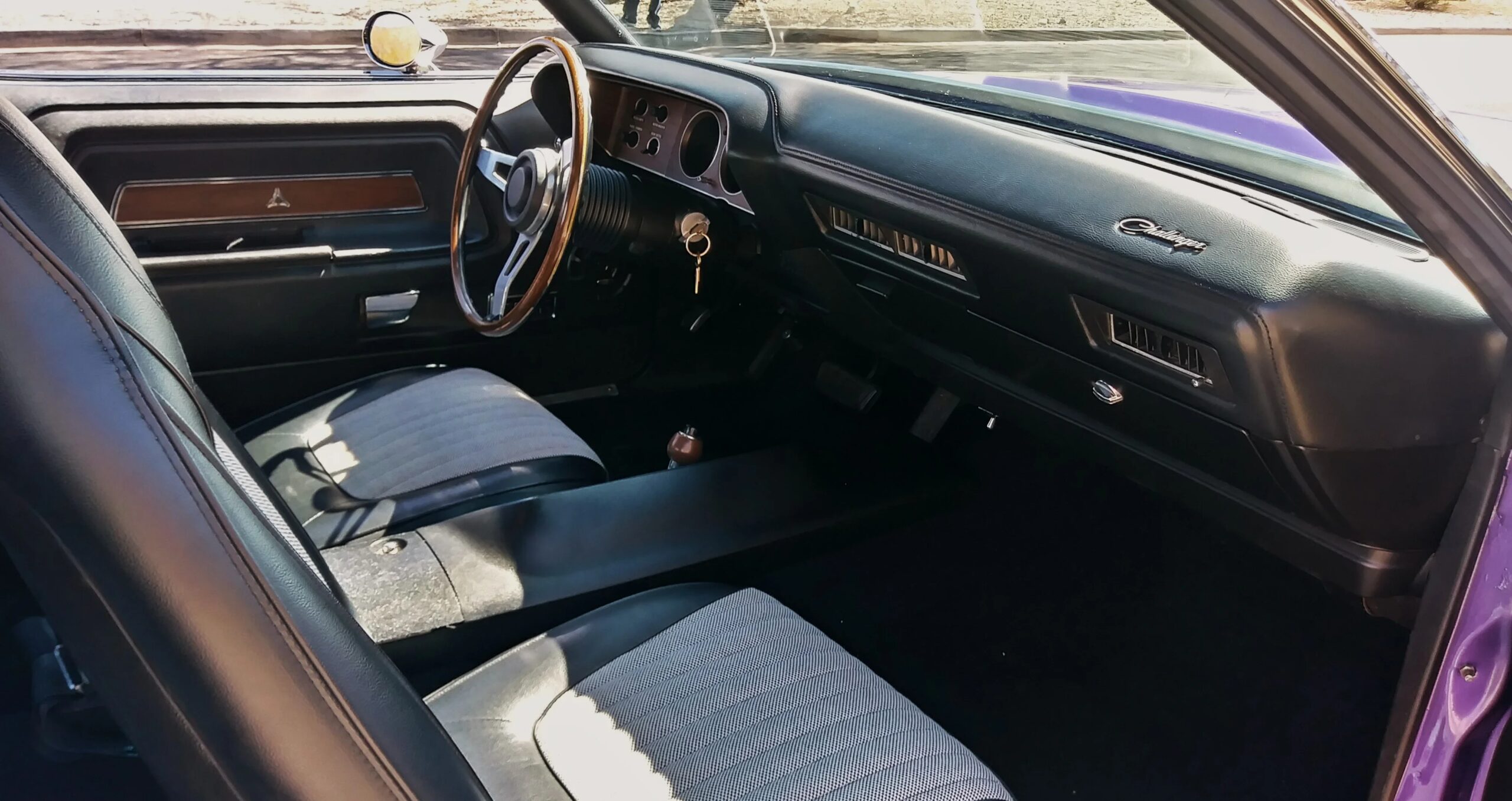 Dodge-Challenger-rt-1970-Purple-Black-20