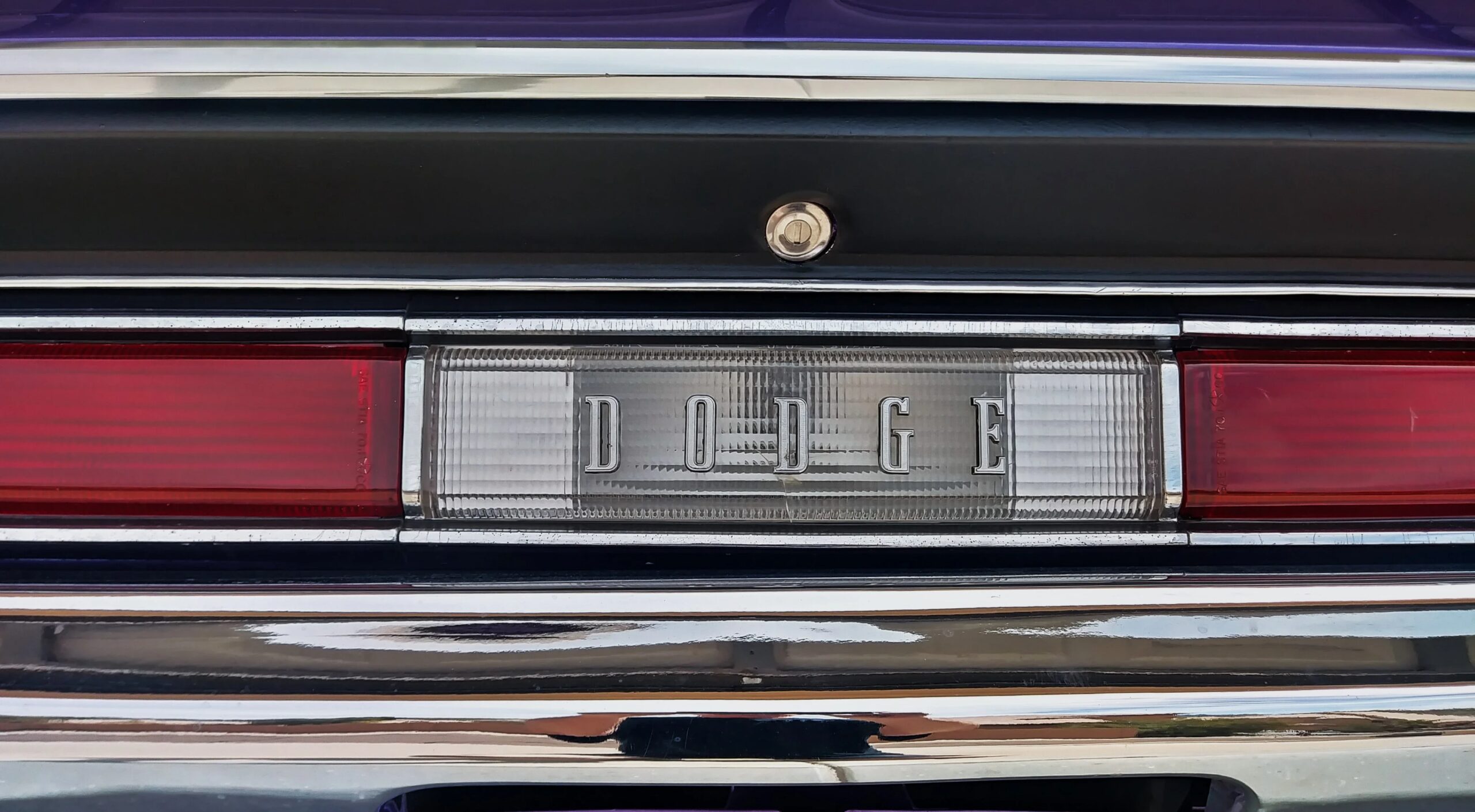 Dodge-Challenger-rt-1970-Purple-Black-40