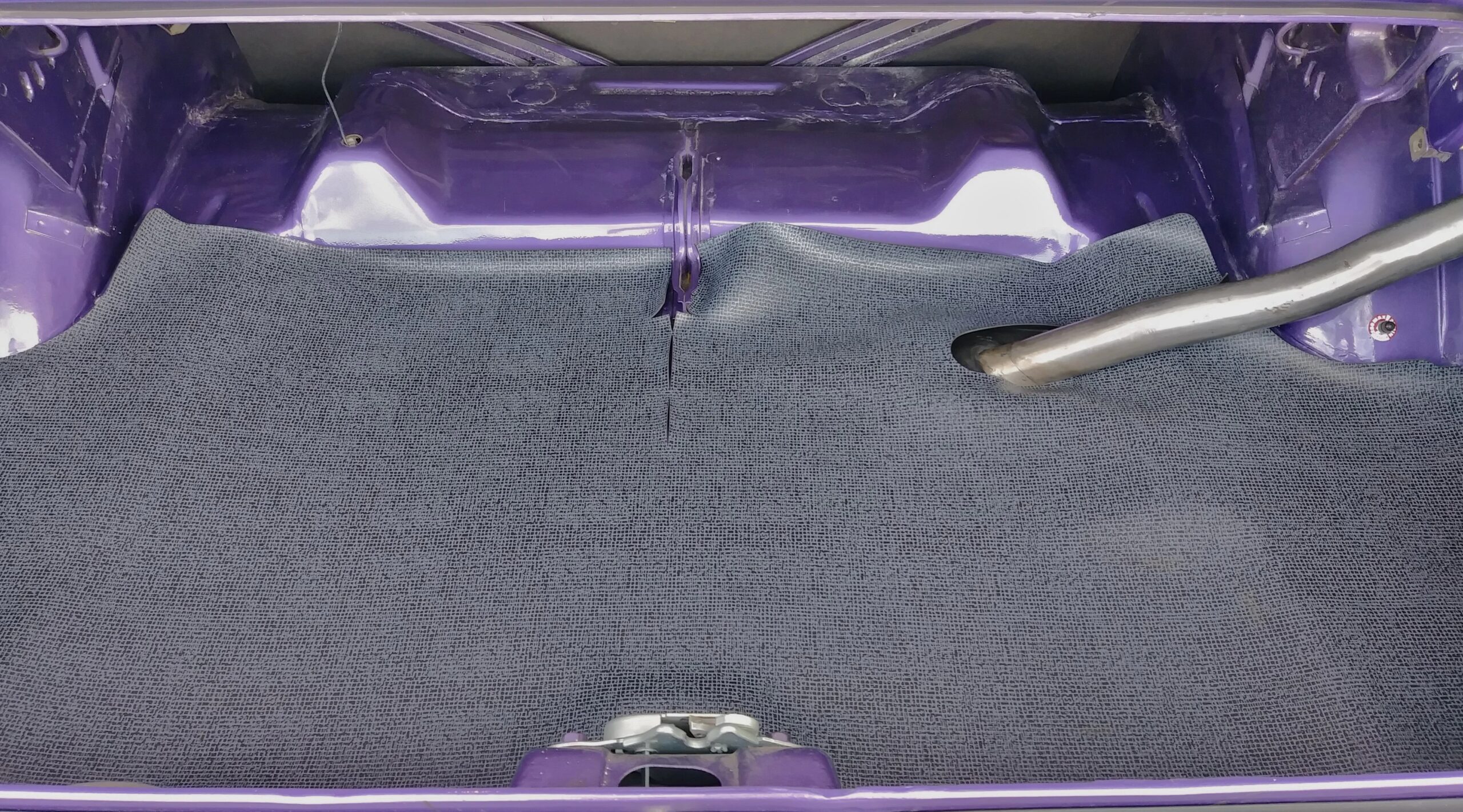 Dodge-Challenger-rt-1970-Purple-Black-42