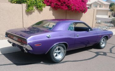 Dodge-Challenger-rt-1970-Purple-Black-52