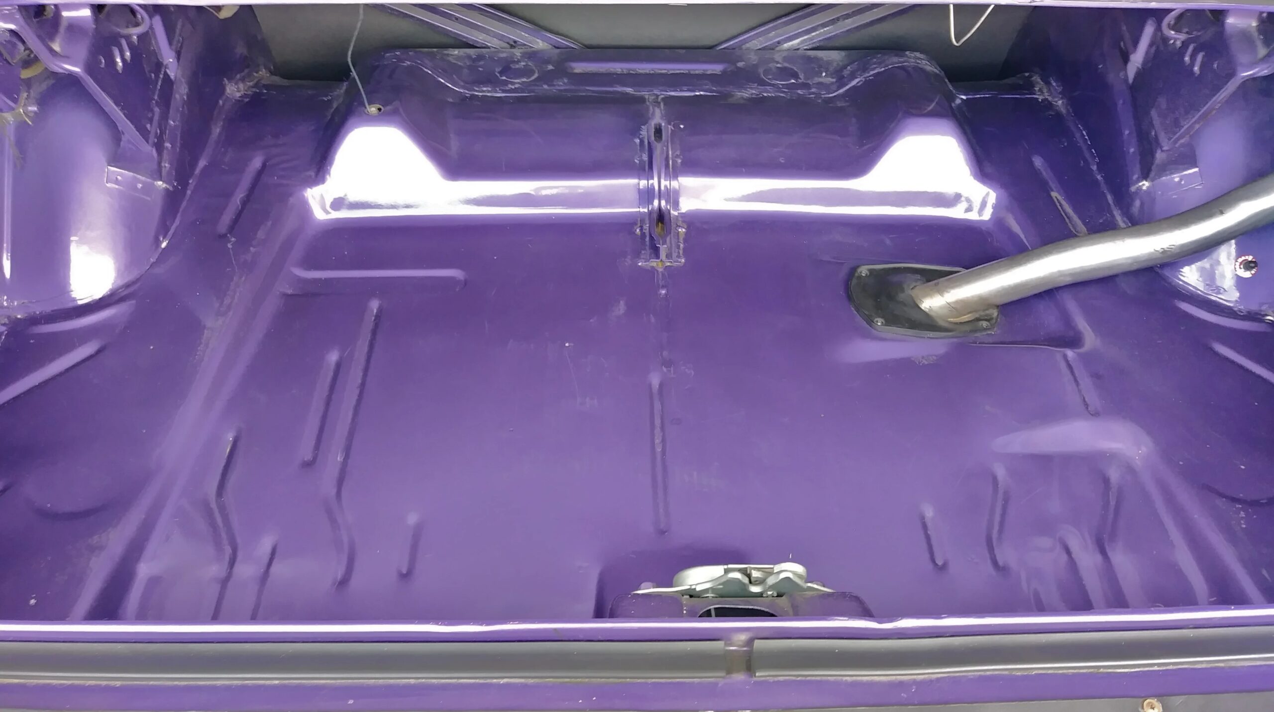 Dodge-Challenger-rt-1970-Purple-Black-9