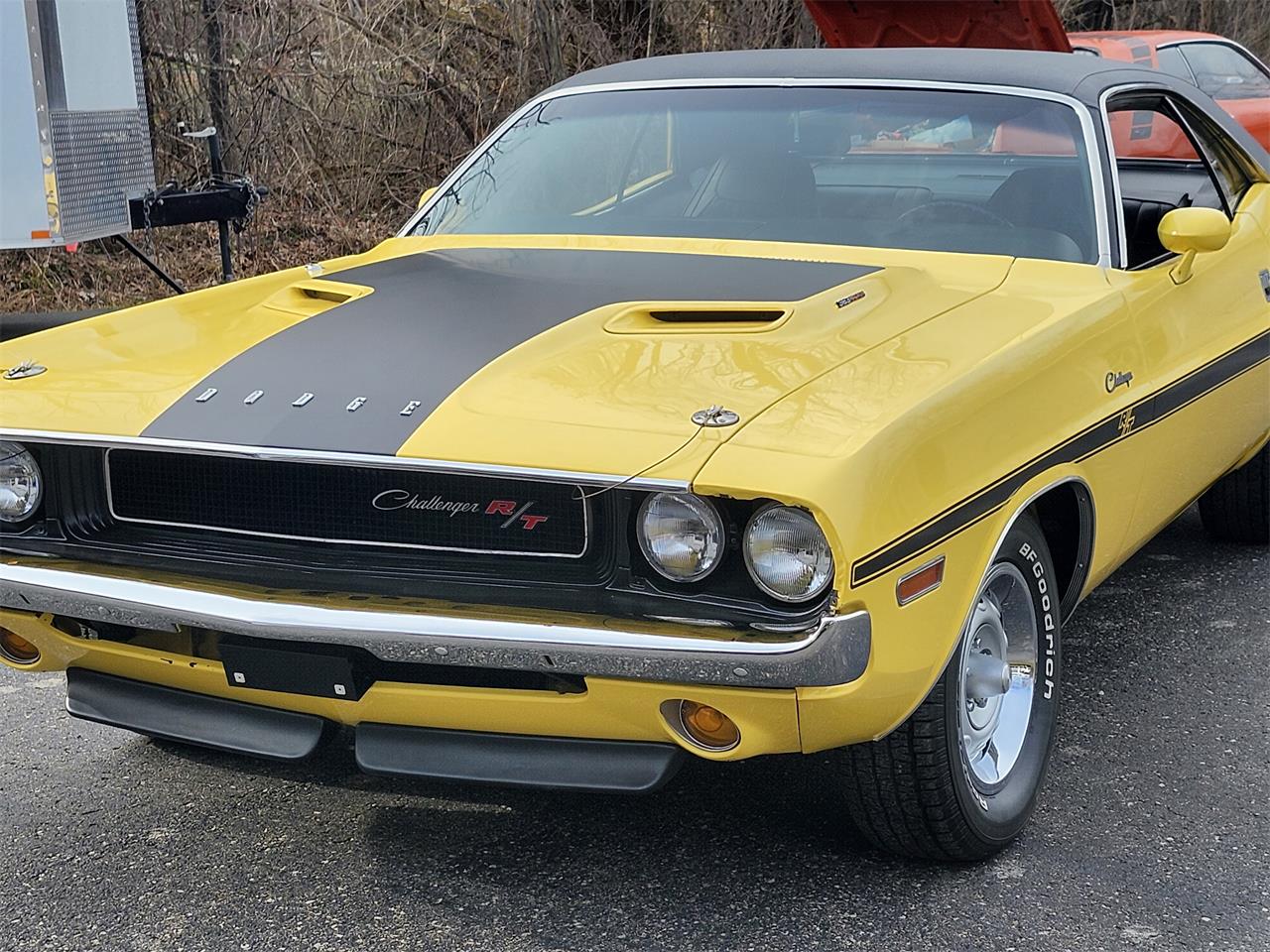 Dodge-Challenger-rt-1970-top-banana-yellow-black-1