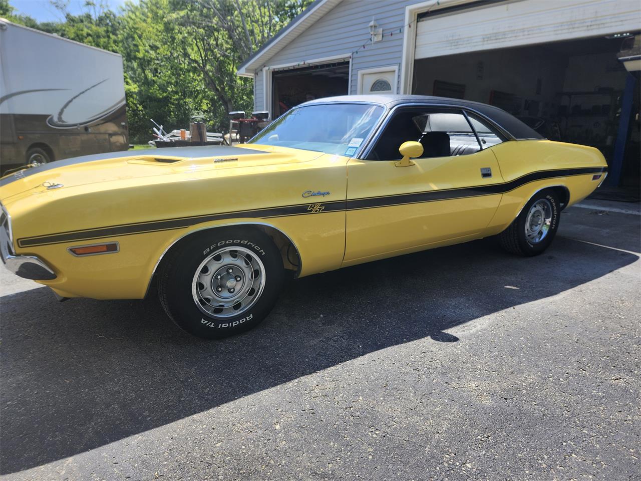 Dodge-Challenger-rt-1970-top-banana-yellow-black-2