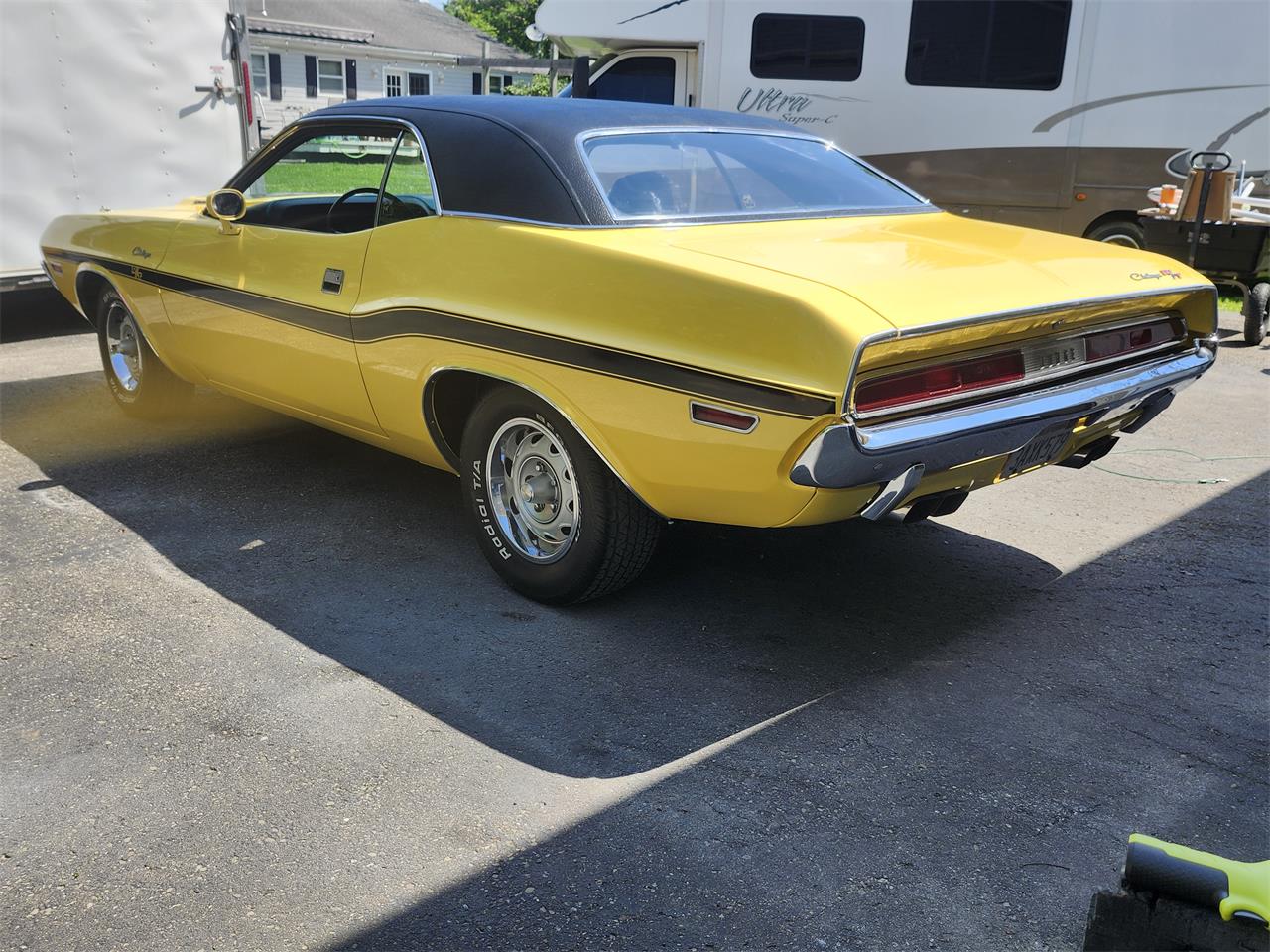 Dodge-Challenger-rt-1970-top-banana-yellow-black-3