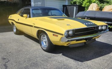 Dodge-Challenger-rt-1970-top-banana-yellow-black
