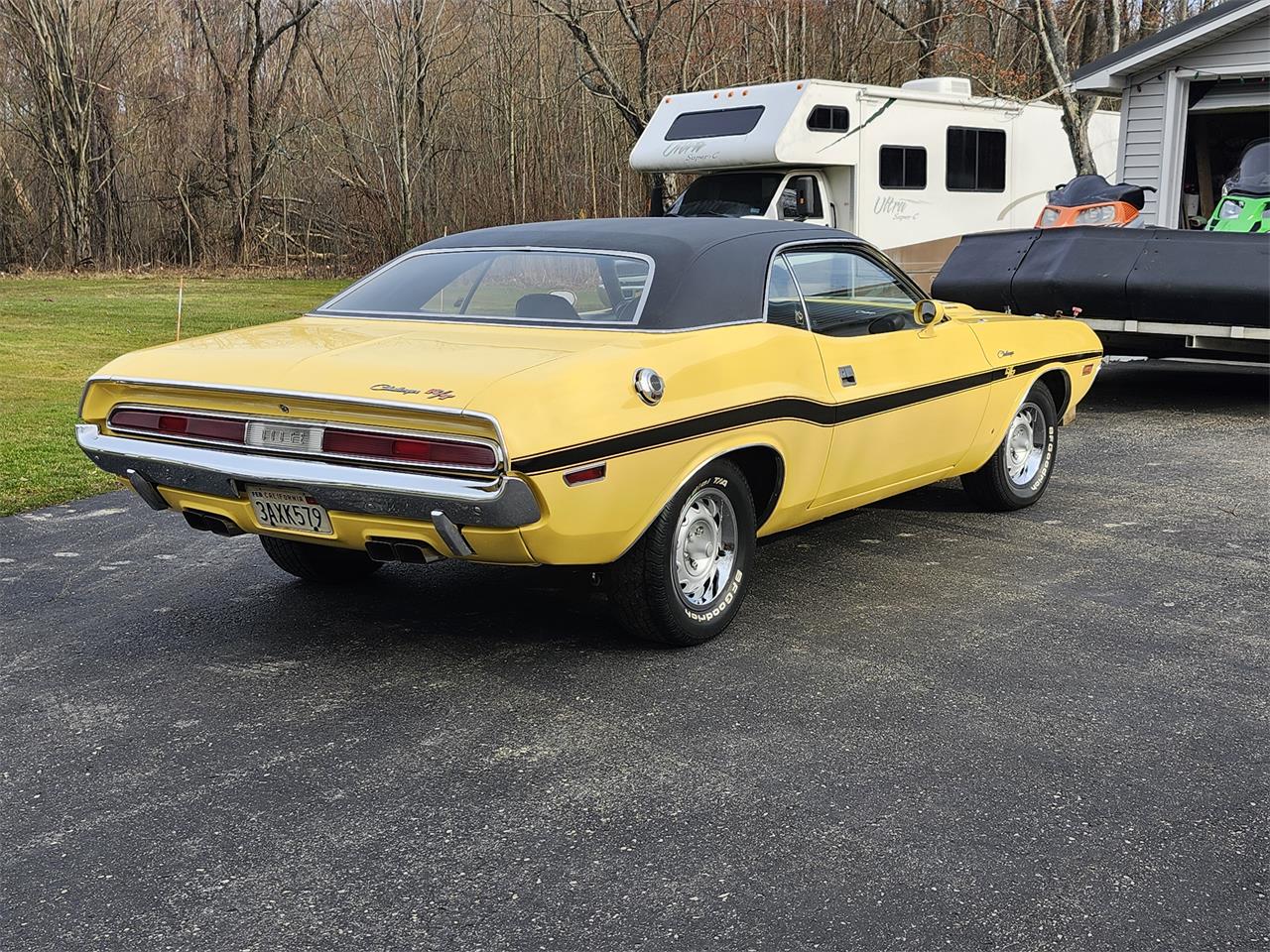 Dodge-Challenger-rt-1970-top-banana-yellow-black-4
