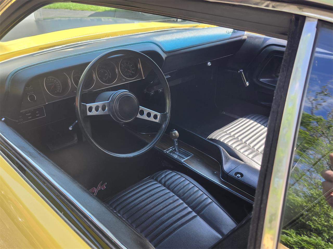 Dodge-Challenger-rt-1970-top-banana-yellow-black-7