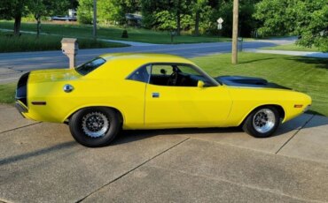 Dodge-Challenger-ta-1970-Yellow-Black-3