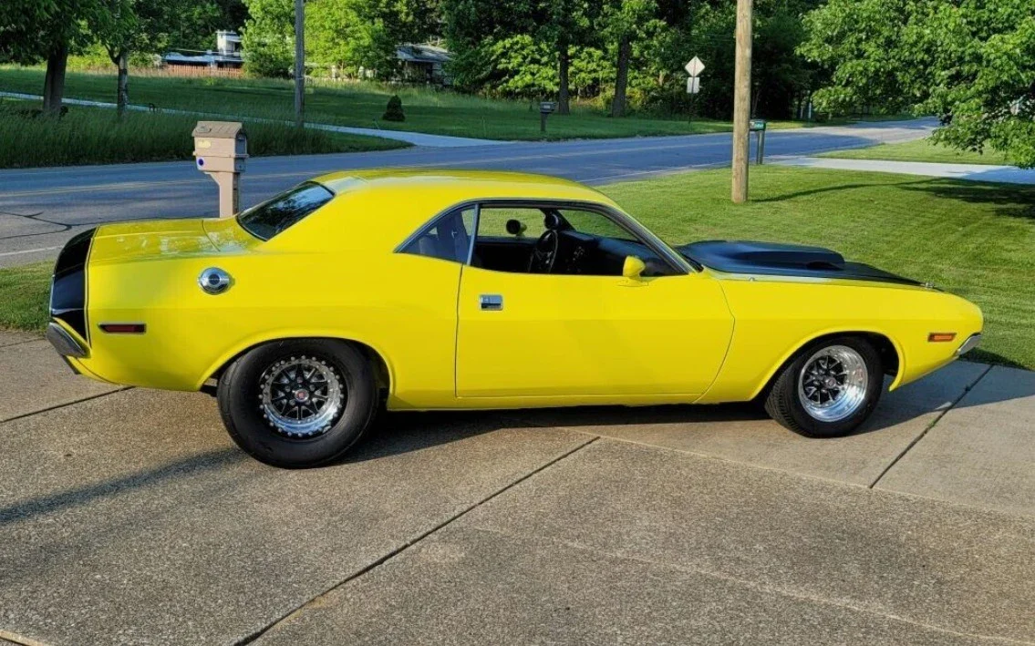 Dodge-Challenger-ta-1970-Yellow-Black-3