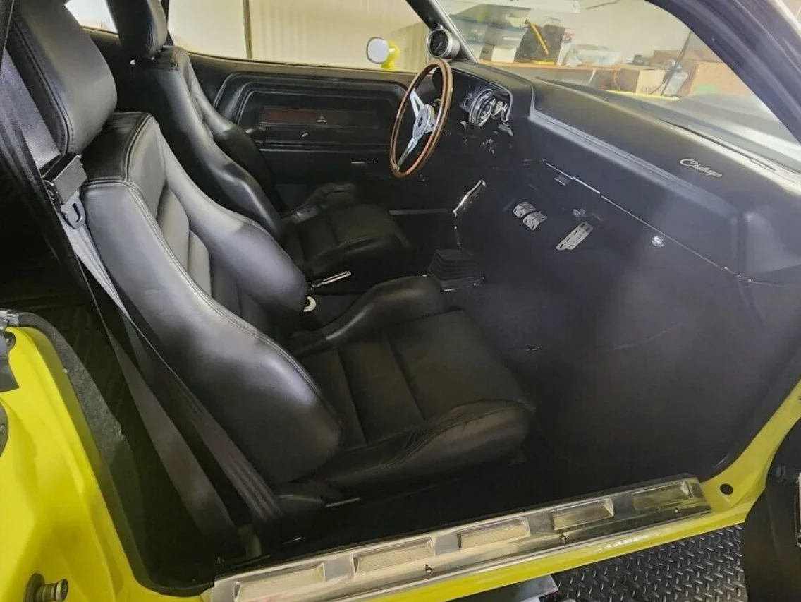 Dodge-Challenger-ta-1970-Yellow-Black