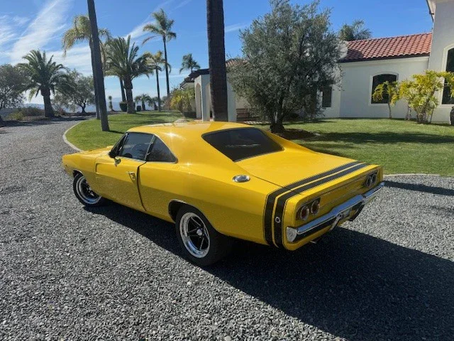 Dodge-Charger-rt-1968-Yellow-Black-2