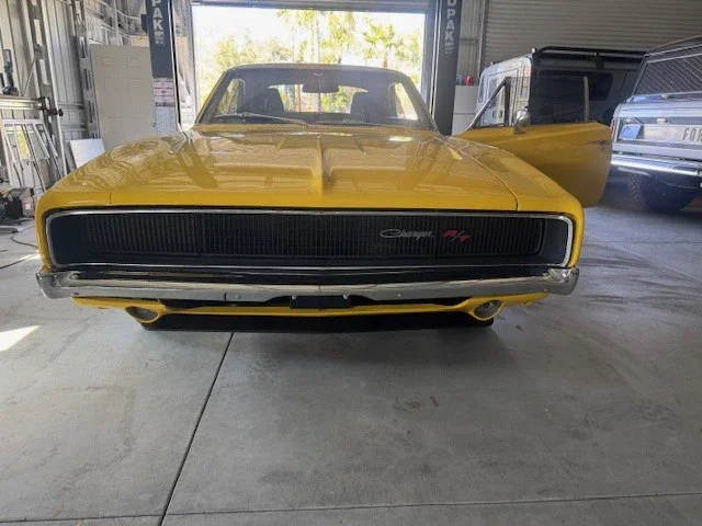 Dodge-Charger-rt-1968-Yellow-Black-5