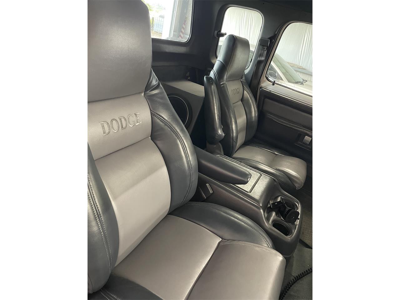 Dodge-D350-1993-WhiteGray-Gray-3
