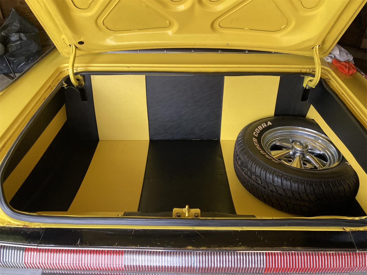 Dodge-Polara-1968-Yellow-Yellow-black-3