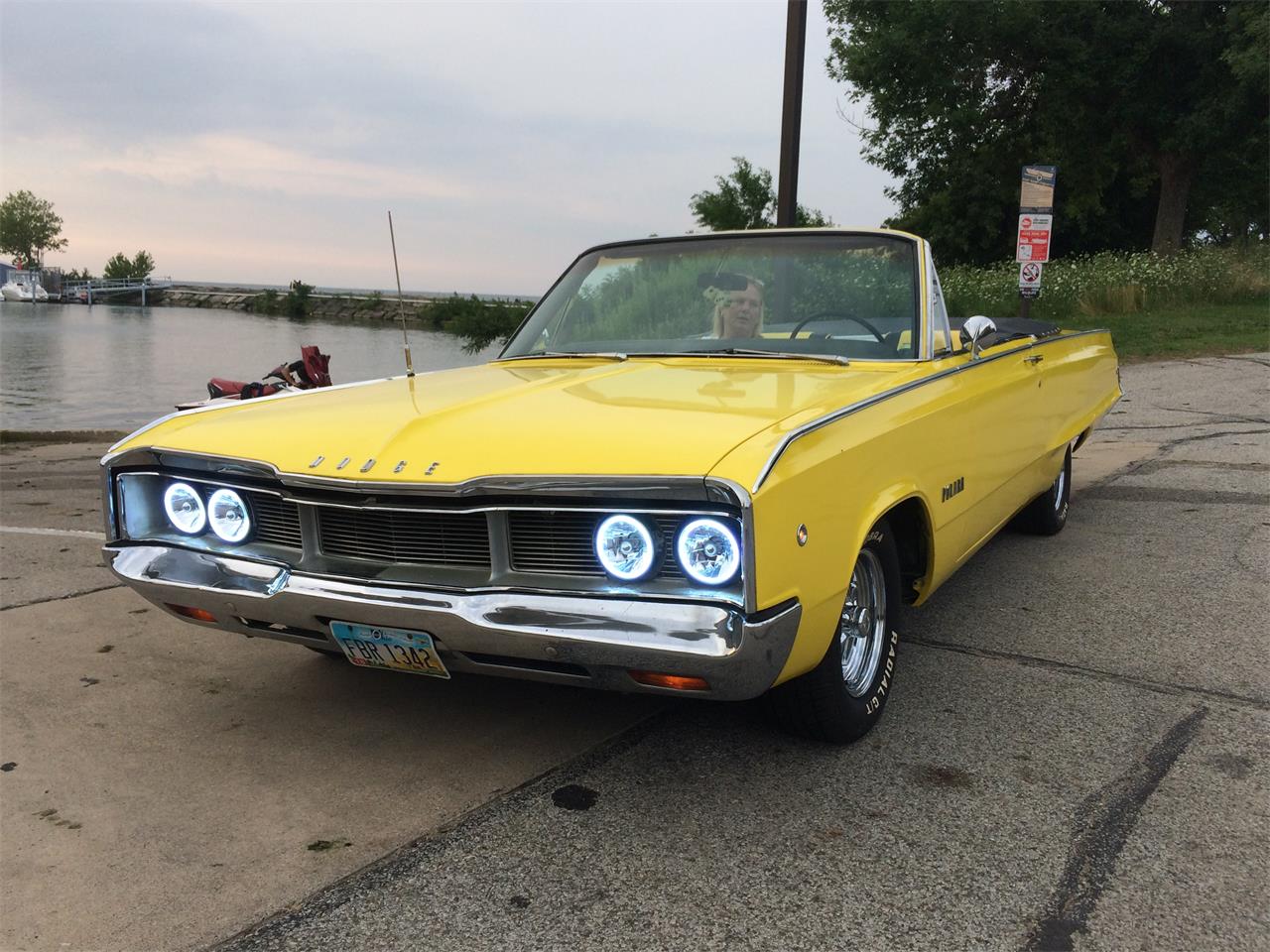 Dodge-Polara-1968-Yellow-Yellow-black-5