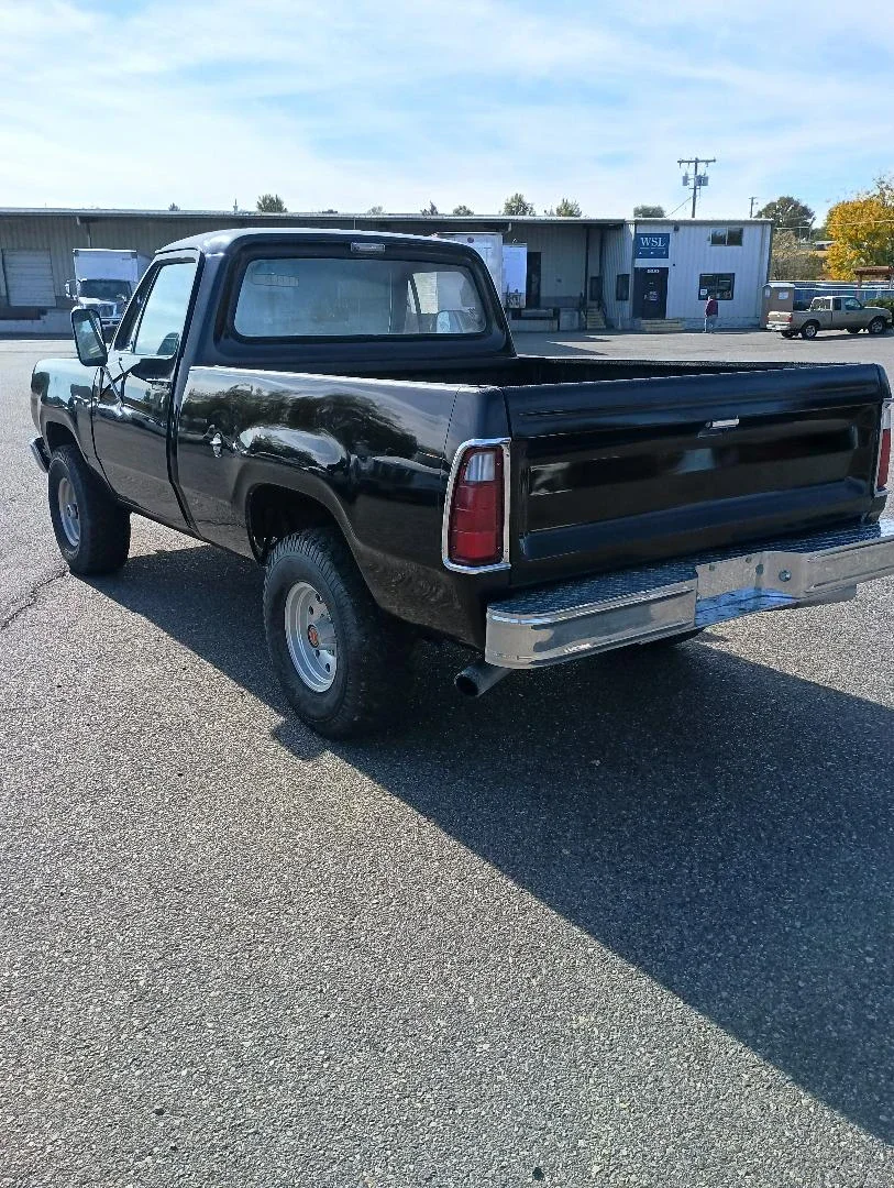 Dodge-Power-wagon-1978-Black-Black-4