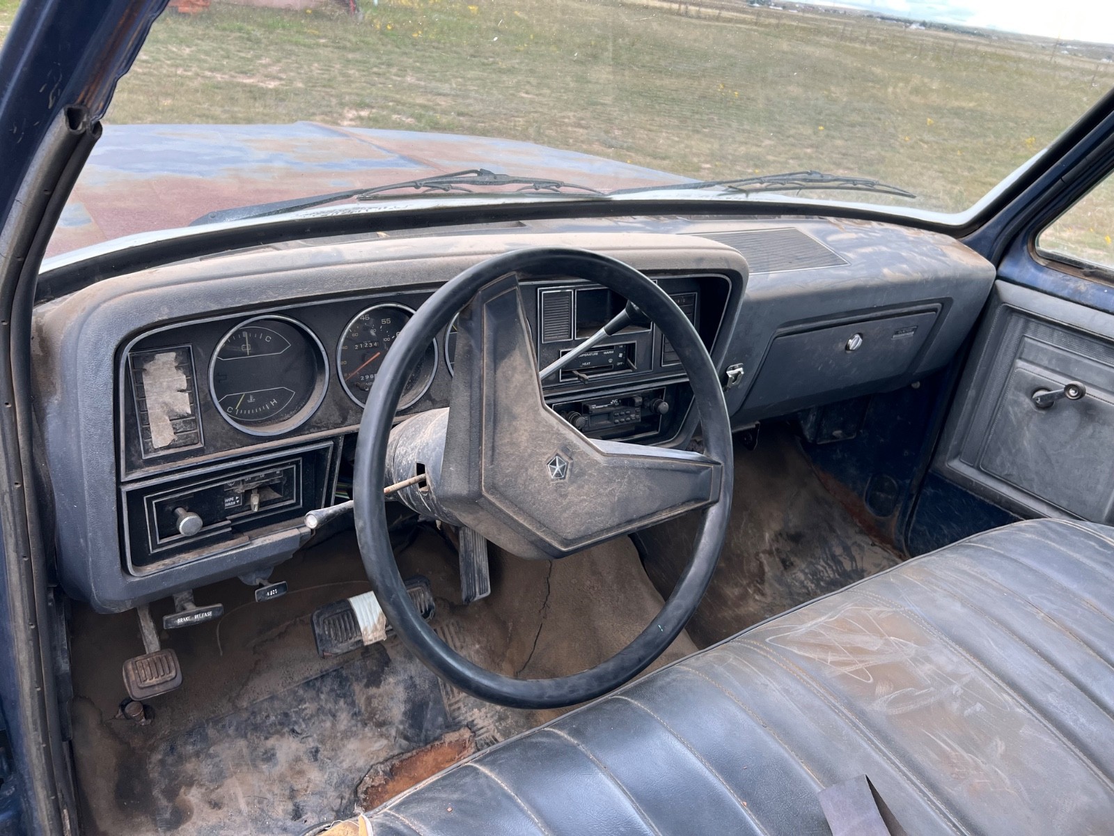 Dodge-Ram-D350-survivor-truck-1-ton-1984-truck-10