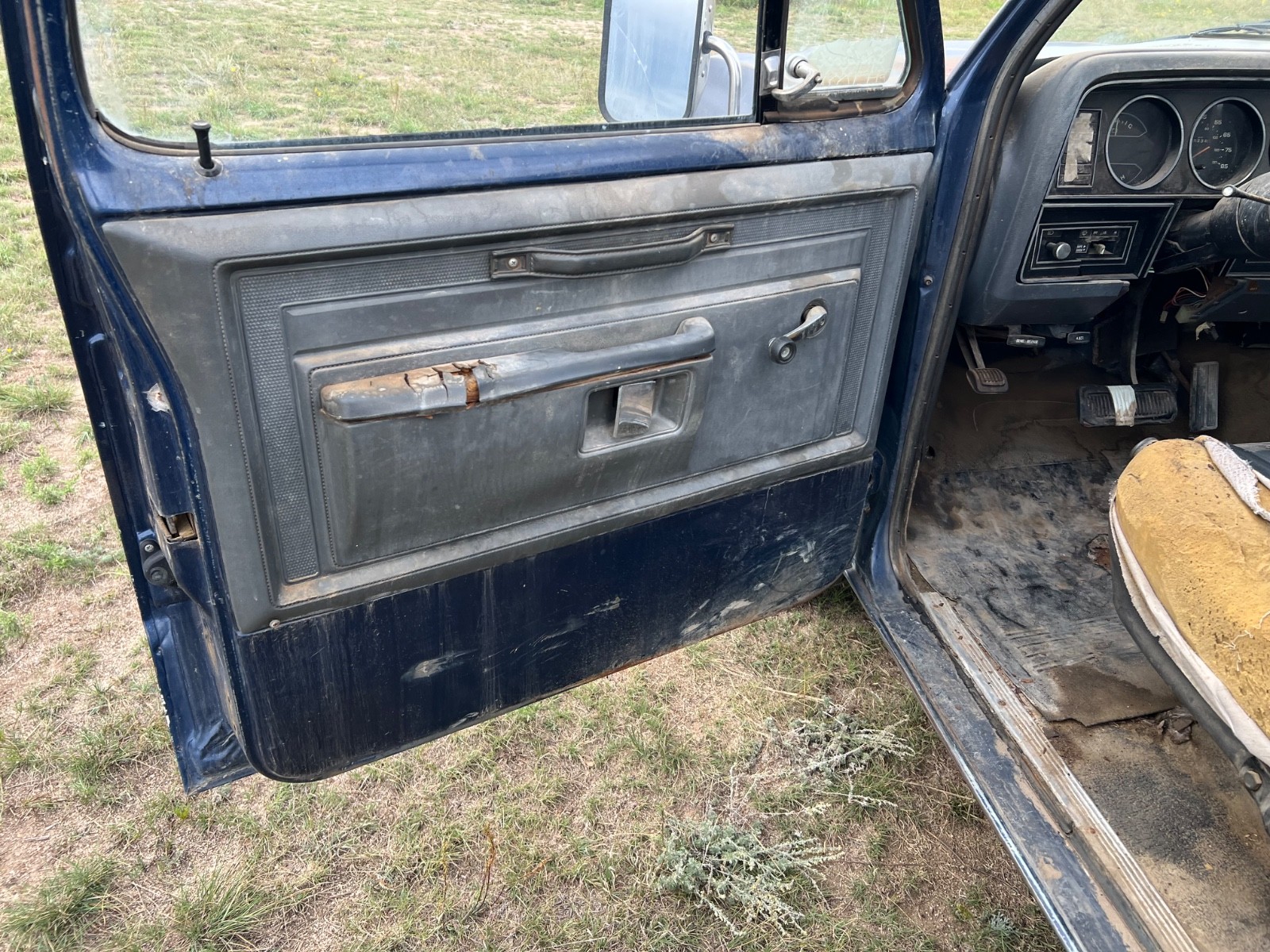Dodge-Ram-D350-survivor-truck-1-ton-1984-truck-7