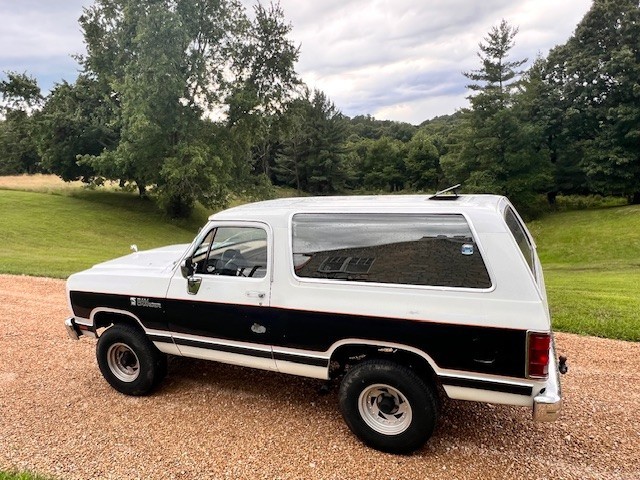 Dodge-Ramcharger-1989-SUV-9