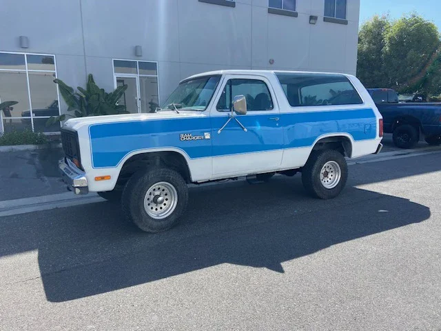 Dodge-Ramcharger-aw-100-4wd-1985-Blue-Blue