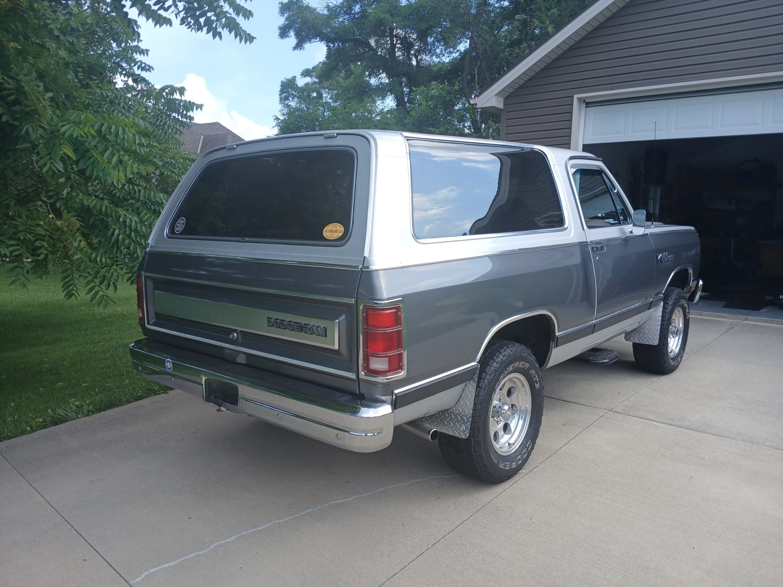 Dodge-Ramcharger-aw-100-4wd-1986-Silver-Red-1