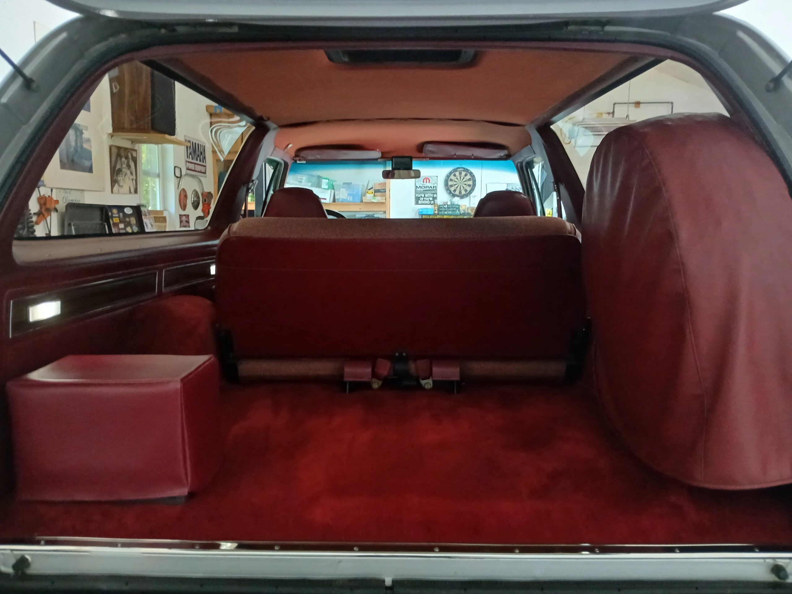 Dodge-Ramcharger-aw-100-4wd-1986-Silver-Red-10