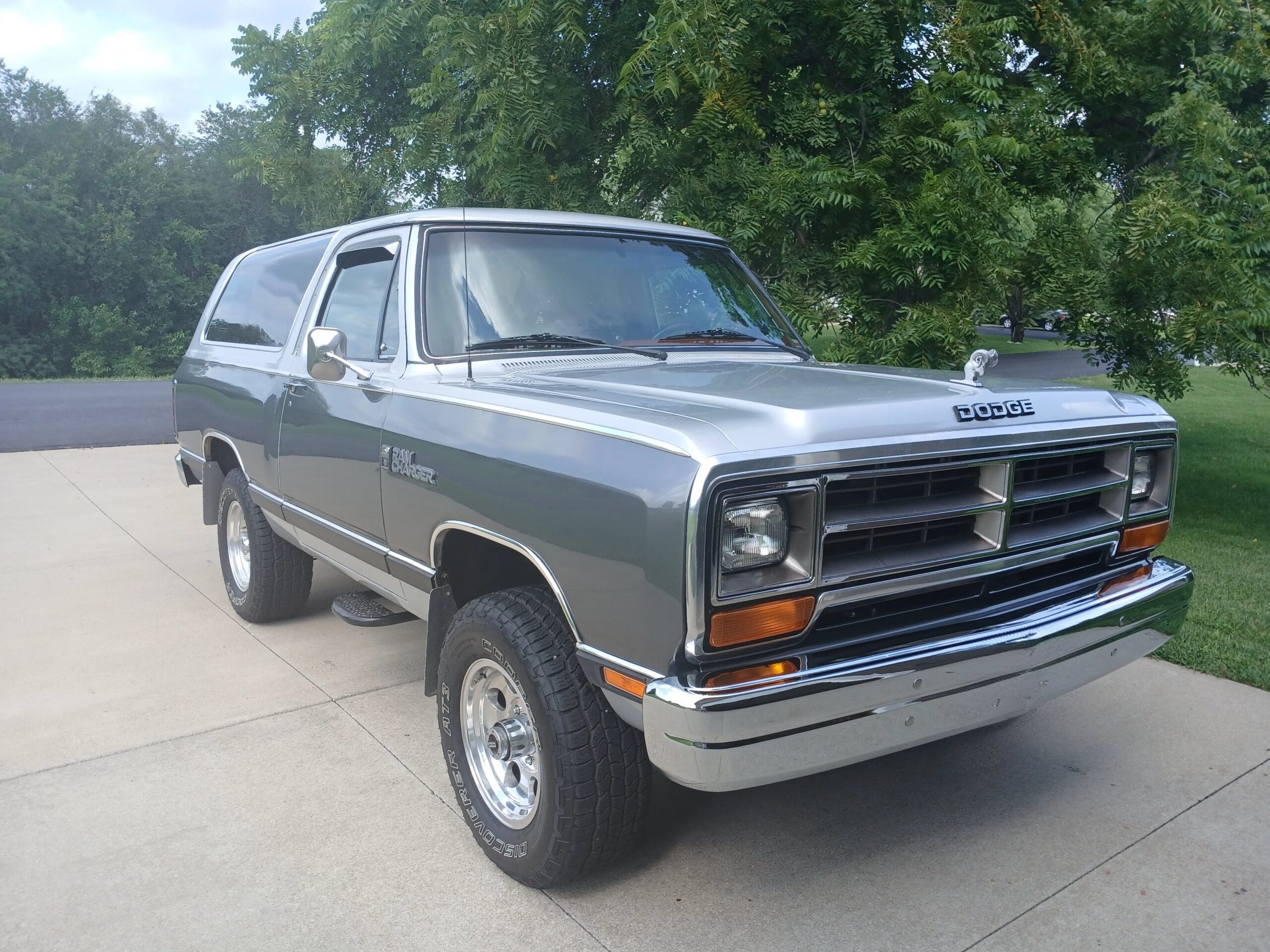 Dodge-Ramcharger-aw-100-4wd-1986-Silver-Red-2