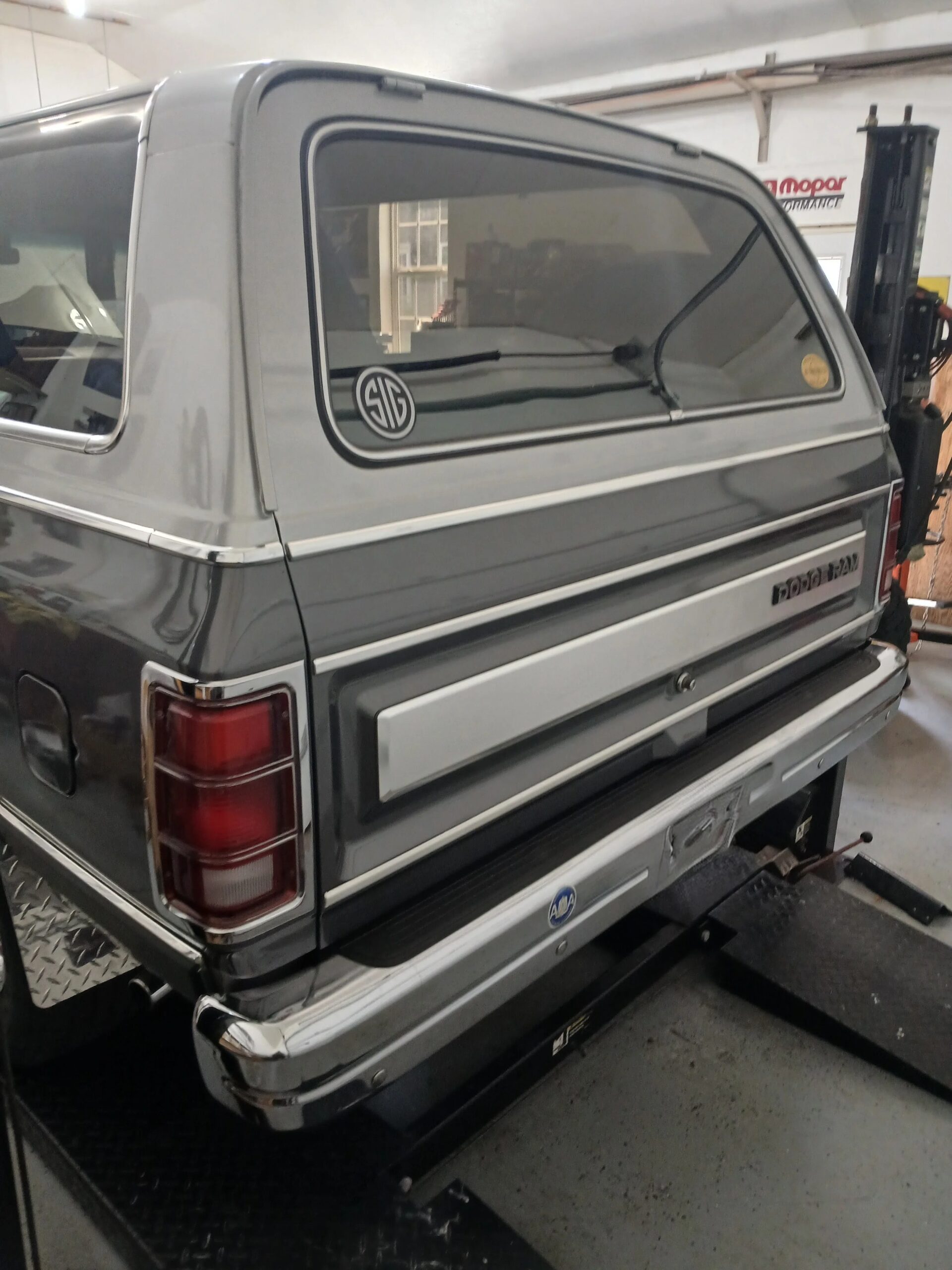 Dodge-Ramcharger-aw-100-4wd-1986-Silver-Red-30