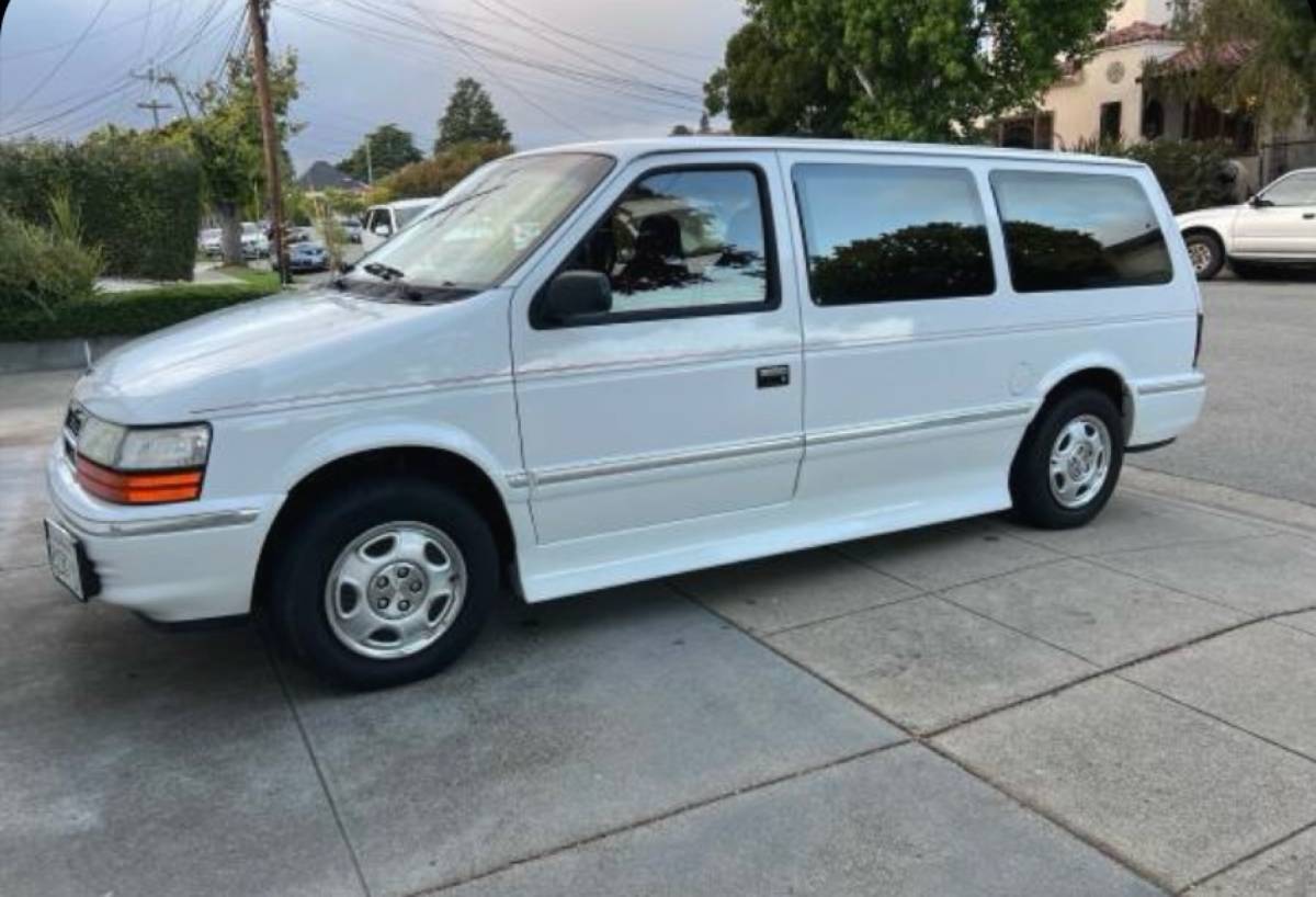 Dodge-caravan-1991-white-11