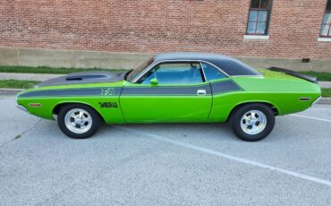 Dodge-challenger-1974-green-1