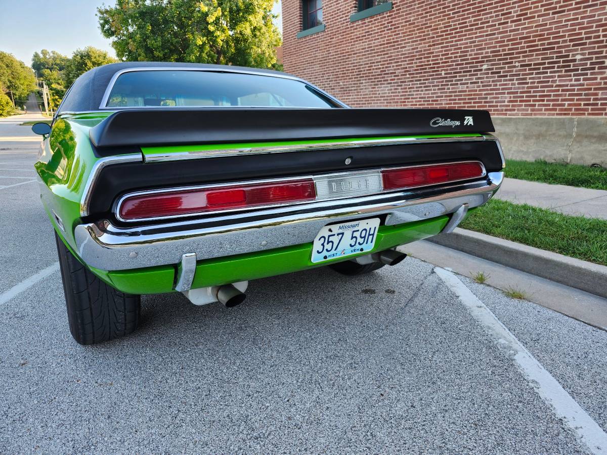 Dodge-challenger-1974-green-2