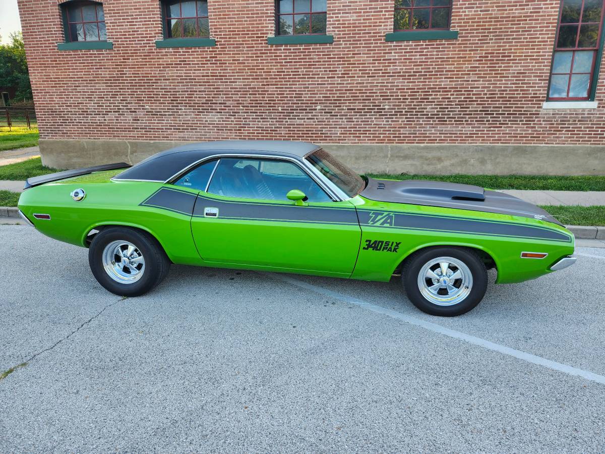 Dodge-challenger-1974-green