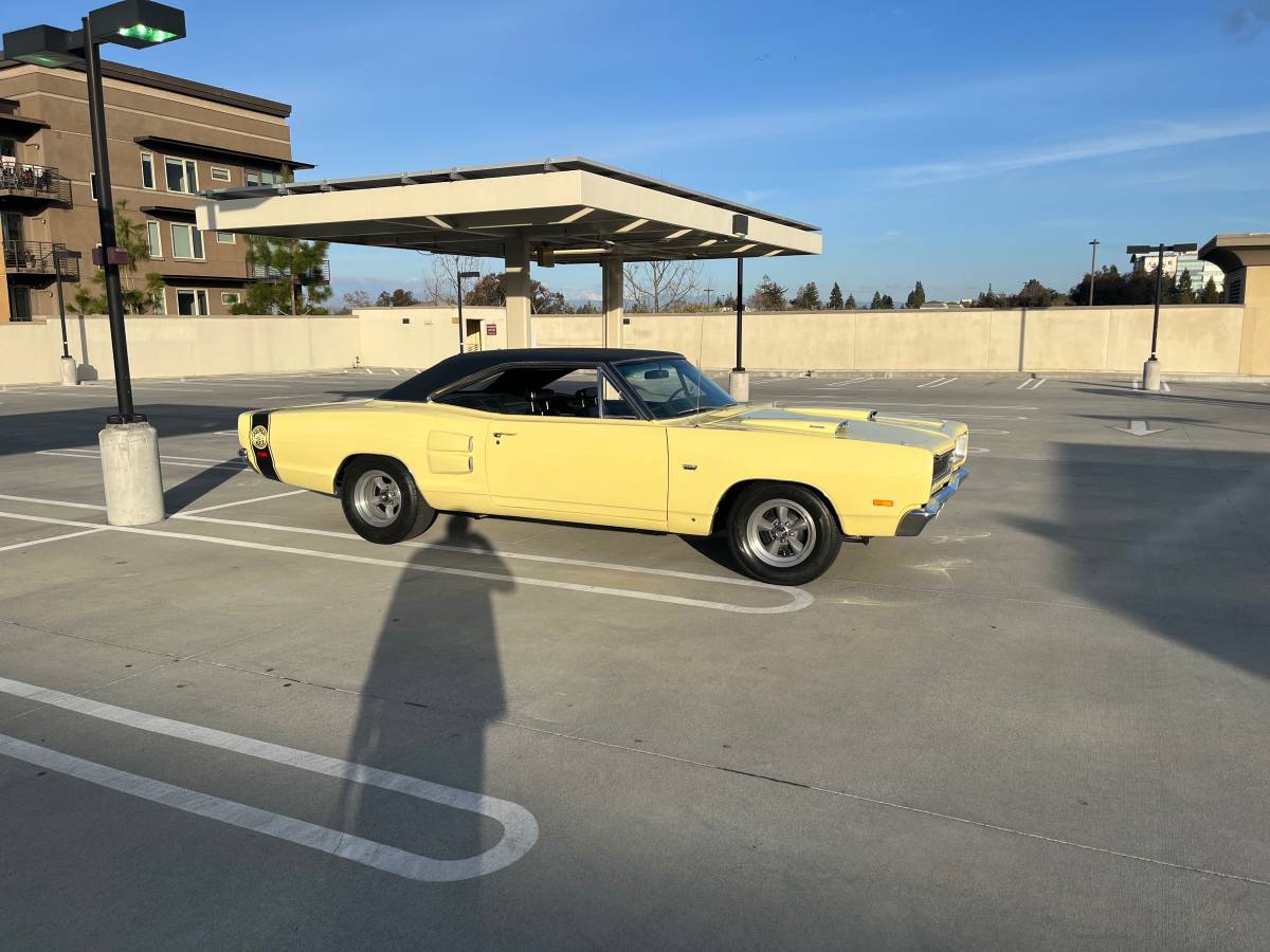Dodge-coronet-super-bee-1969-yellow-2