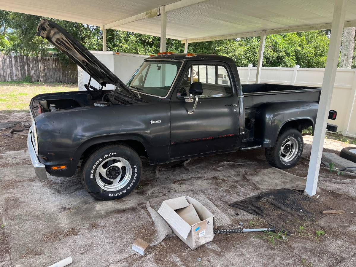 Dodge-d-100.-1972-grey-11