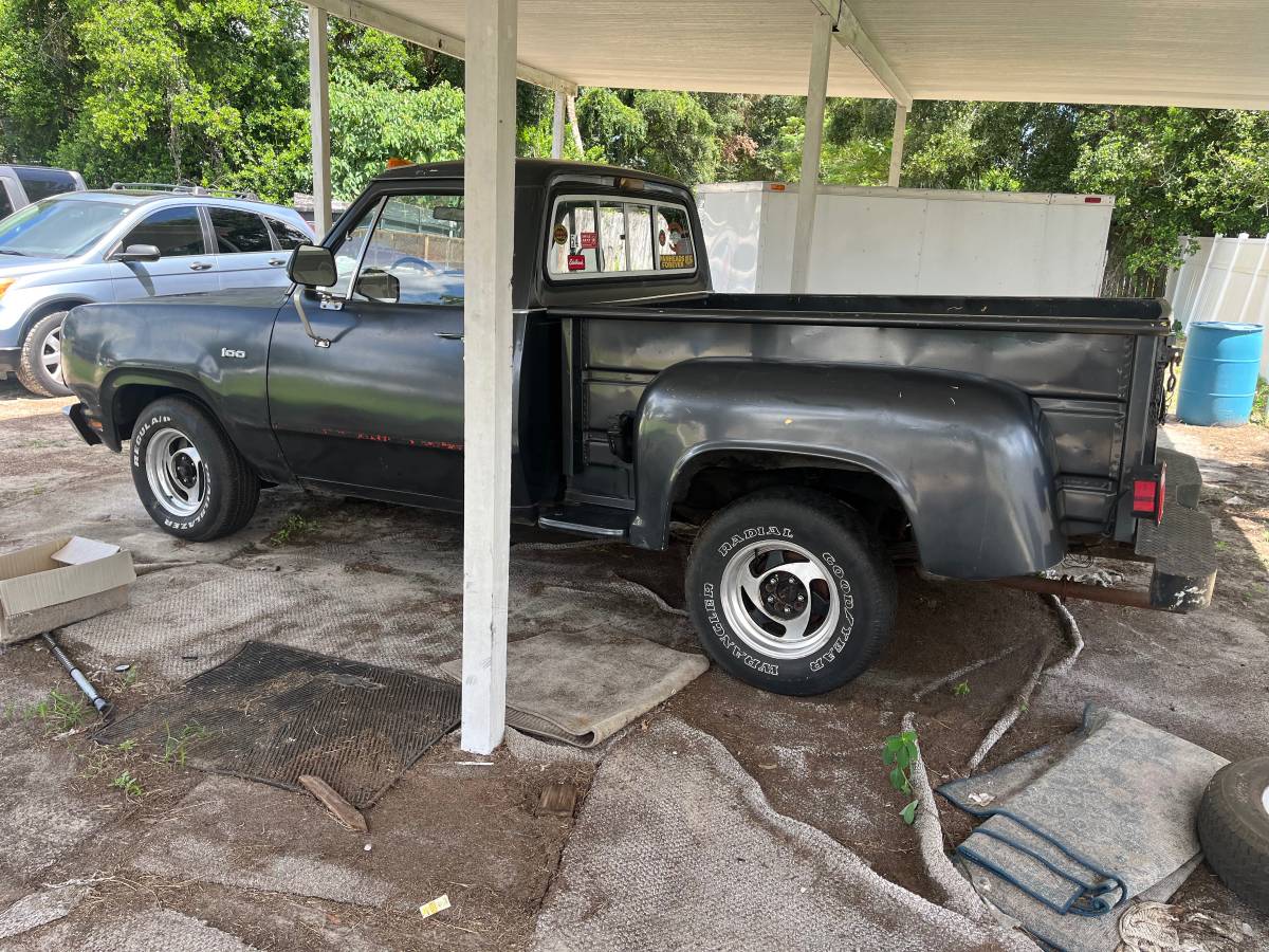 Dodge-d-100.-1972-grey