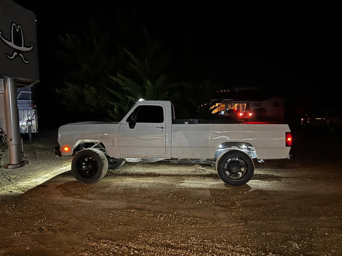 Dodge-d250-1991-white-1
