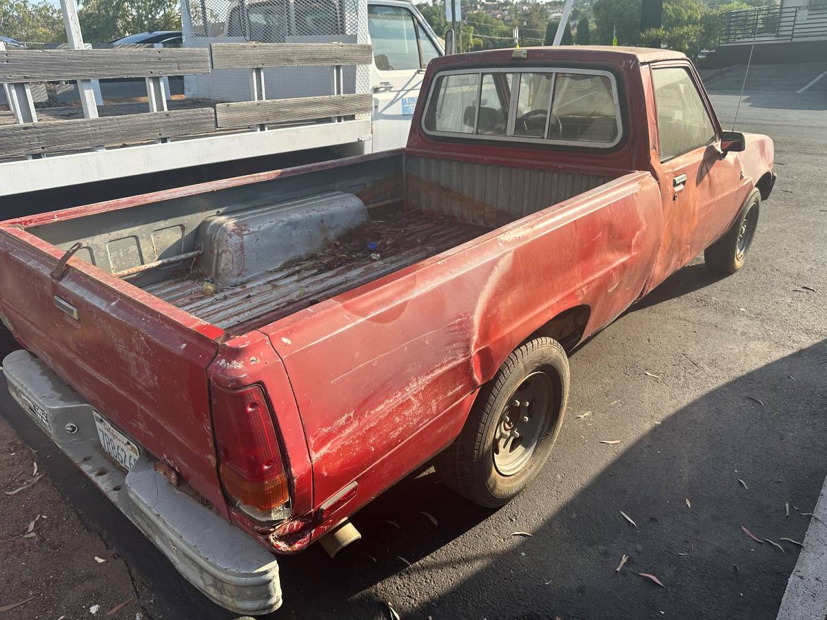 Dodge-d50-conv.-cab-custom-1985-red