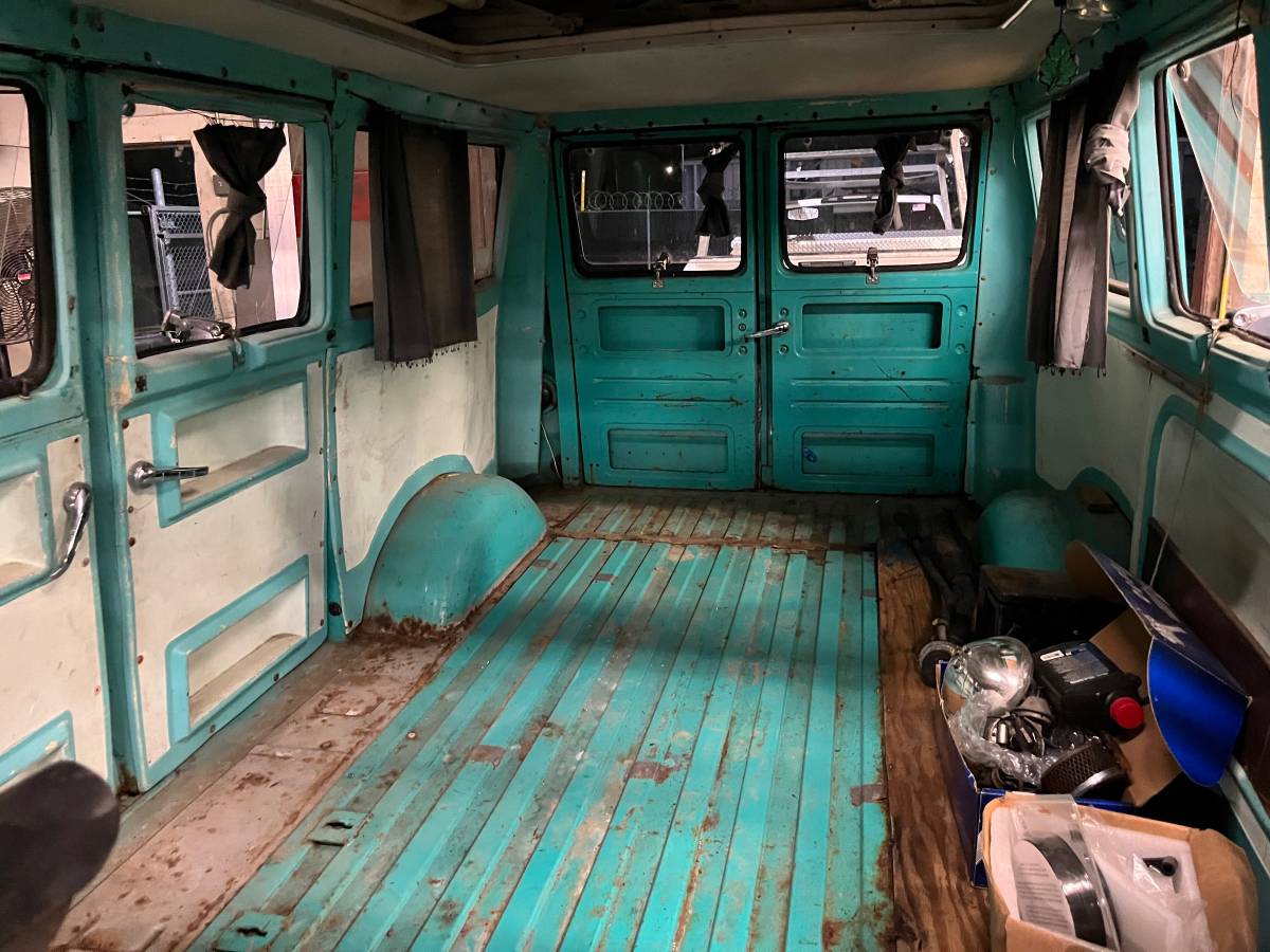 Dodge-family-wagon-1966-blue-13