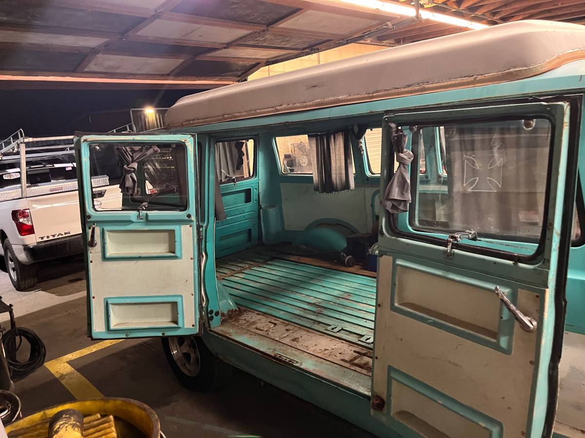 Dodge-family-wagon-1966-blue-17