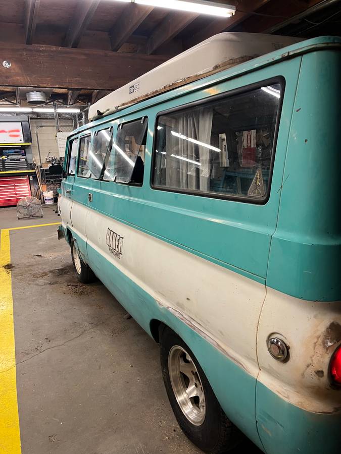 Dodge-family-wagon-1966-blue-4