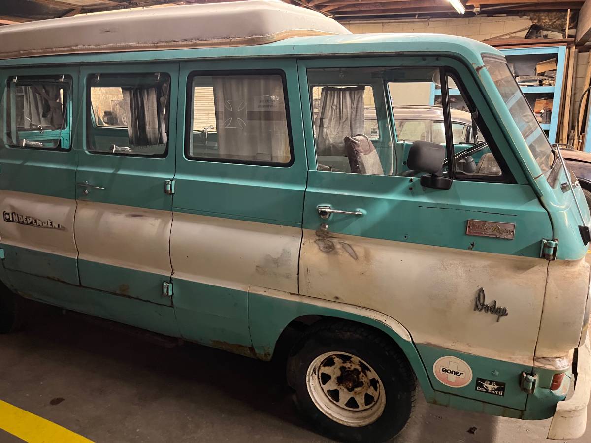 Dodge-family-wagon-1966-blue-9