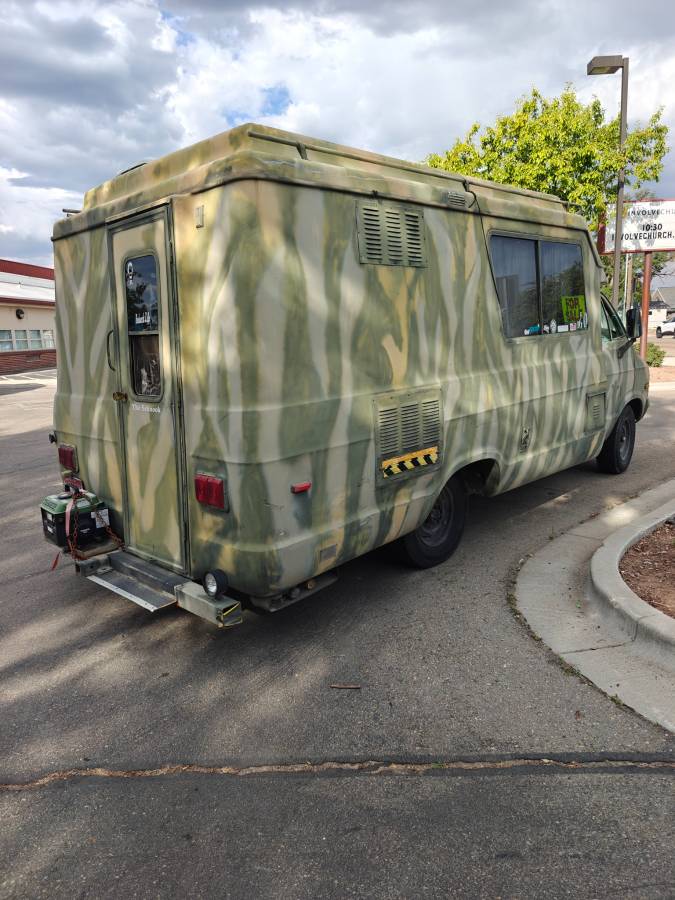 Dodge-motorhome-1972-green-2