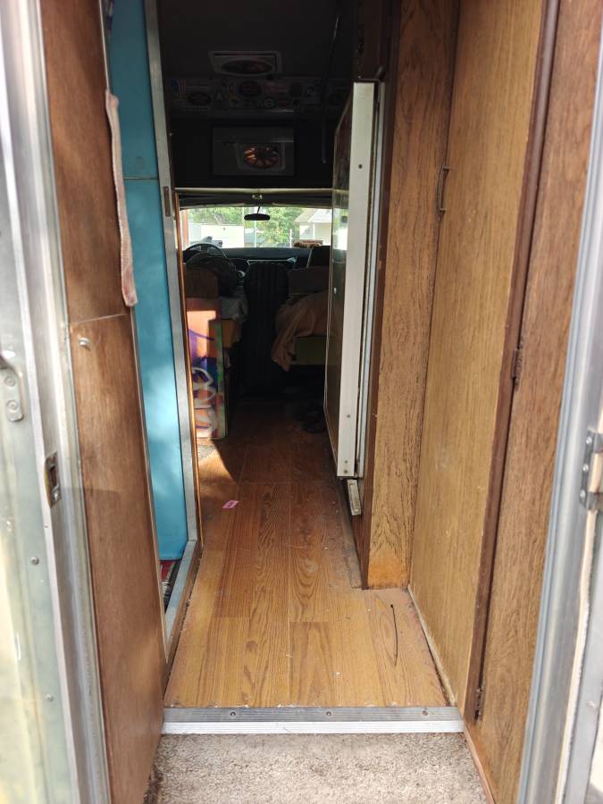 Dodge-motorhome-1972-green-3